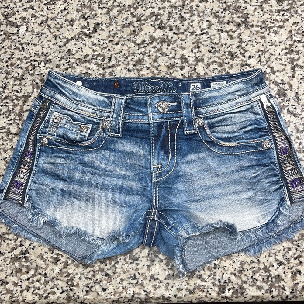 Miss Me Side Zip signature Shorts Cut off denim jean embroidered pocket size 26